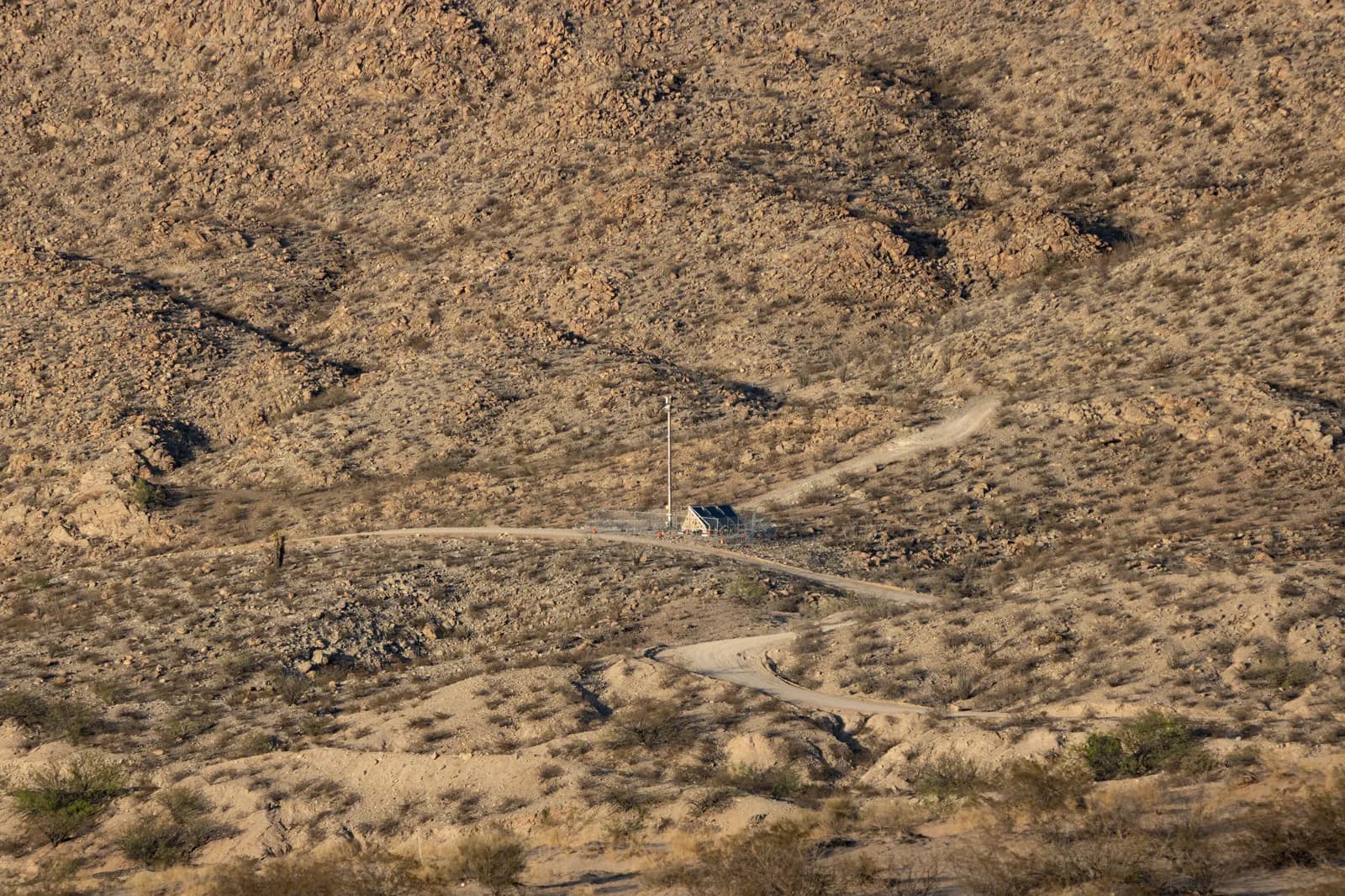 Torre de vigilancia autónoma de Anduril, diminuta en una ladera desértica de Mount Cristo Rey, Nuevo México