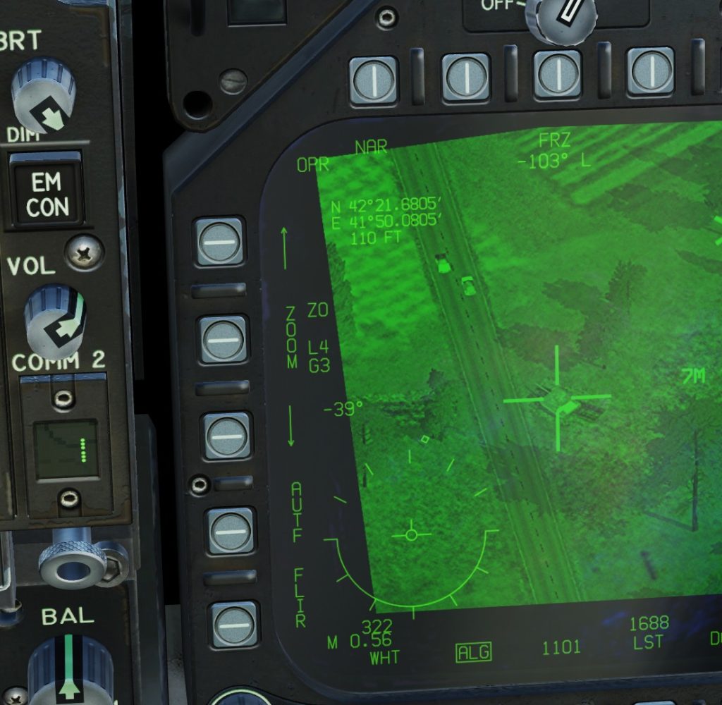 Pantalla FLIR del F/A-18C en simulador de vuelo militar mostrando objetivo terrestre con coordenadas y rango