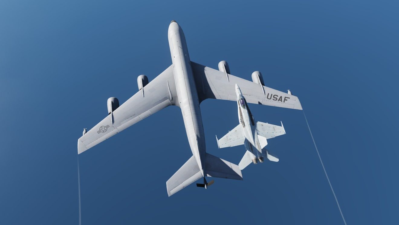 Avión cisterna KC-135 reabasteciendo a un F/A-18C en simulador de vuelo militar