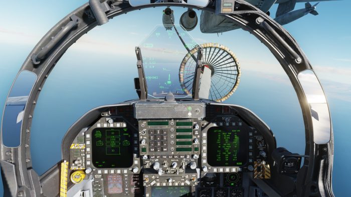 Cabina del F/A-18C en un simulador de vuelo militar durante maniobra de reabastecimiento aéreo